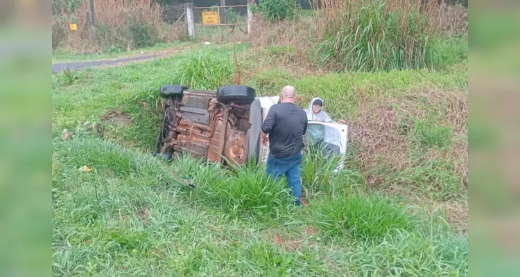 Perigo! Veículo tomba após ser fechado por caminhão na BR-376 em PG