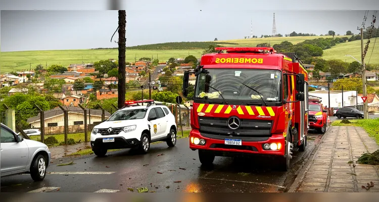 Fotos revelam destruição de teto de ginásio em escola de Ponta Grossa
