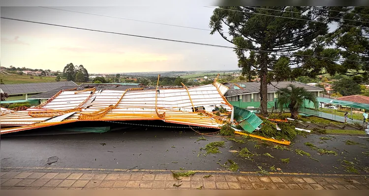 Fotos revelam destruição de teto de ginásio em escola de Ponta Grossa