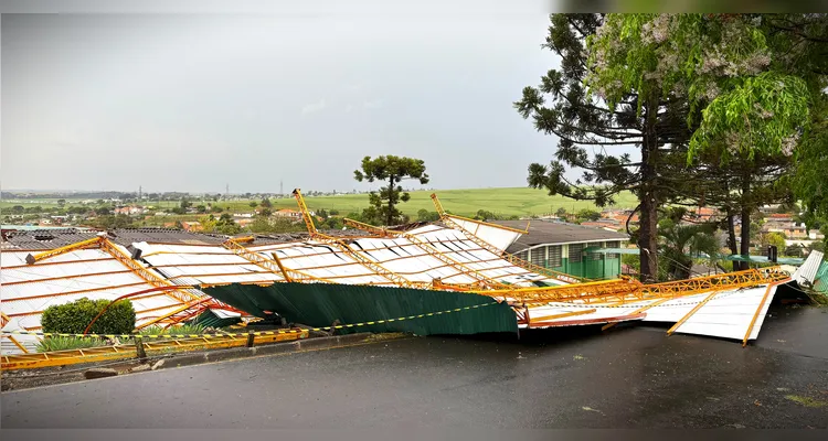 Fotos revelam destruição de teto de ginásio em escola de Ponta Grossa
