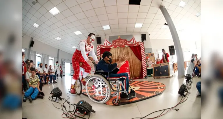 Projeto 'Incluindo Alegria' leva circo e inclusão a 11 APAEs dos Campos Gerais