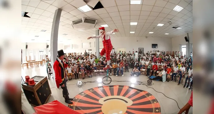 Projeto 'Incluindo Alegria' leva circo e inclusão a 11 APAEs dos Campos Gerais