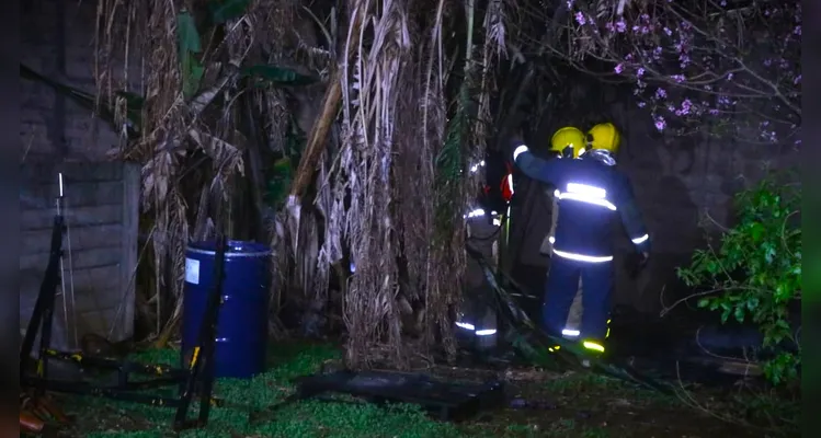 Morador coloca fogo em entulho, chamas se espalham e Bombeiros são acionados em PG