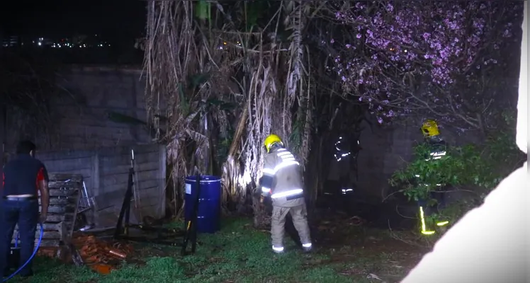 Morador coloca fogo em entulho, chamas se espalham e Bombeiros são acionados em PG