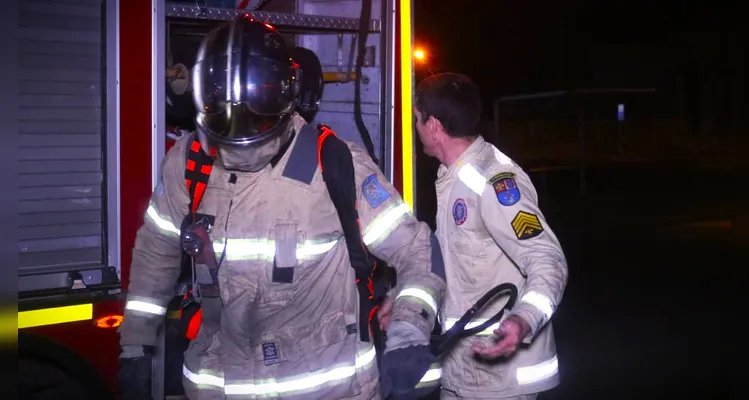 Morador coloca fogo em entulho, chamas se espalham e Bombeiros são acionados em PG
