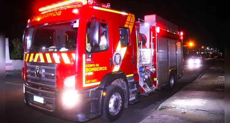 Morador coloca fogo em entulho, chamas se espalham e Bombeiros são acionados em PG