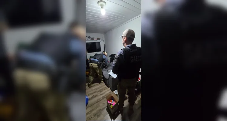 Gaeco cumpre dez mandados de busca e apreensão em operação contra regalias a presos