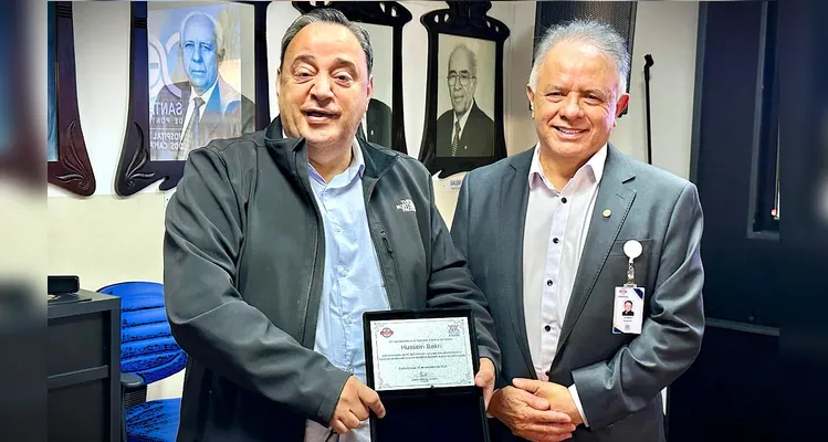Bakri garante R$ 300 mil e repassa novos veículos à Santa Casa de PG