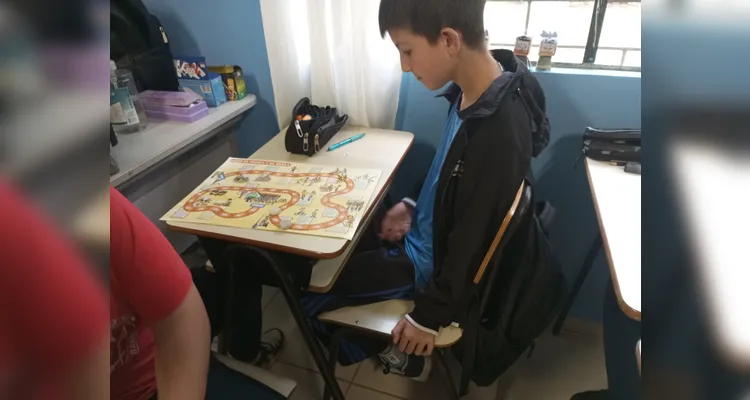As crianças utilizaram o jogo "Trilha do Combate à Exploração do Trabalho infantil" como ferramenta pedagógica e também produziram cartazes de conscientização.