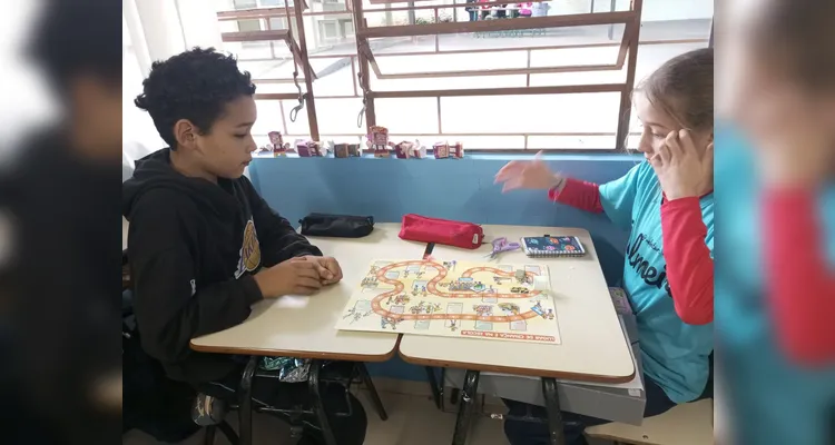 As crianças utilizaram o jogo "Trilha do Combate à Exploração do Trabalho infantil" como ferramenta pedagógica e também produziram cartazes de conscientização.