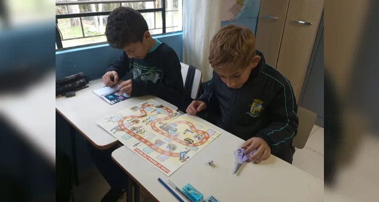As crianças utilizaram o jogo "Trilha do Combate à Exploração do Trabalho infantil" como ferramenta pedagógica e também produziram cartazes de conscientização.