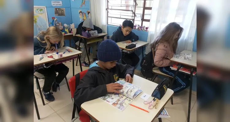 As crianças utilizaram o jogo "Trilha do Combate à Exploração do Trabalho infantil" como ferramenta pedagógica e também produziram cartazes de conscientização.