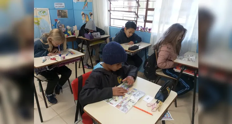 As crianças utilizaram o jogo "Trilha do Combate à Exploração do Trabalho infantil" como ferramenta pedagógica e também produziram cartazes de conscientização.
