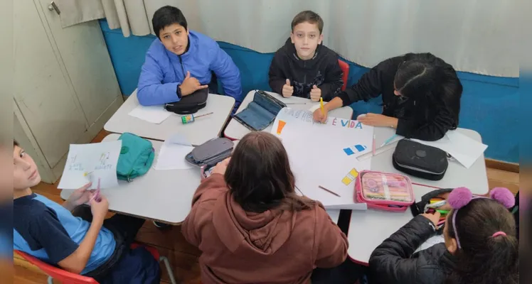 Entre as ações realizadas, os alunos produziram cartazes, fizeram apresentações aos colegas e foram ao lavatória da escola colocar em pratica a higiene das mãos.