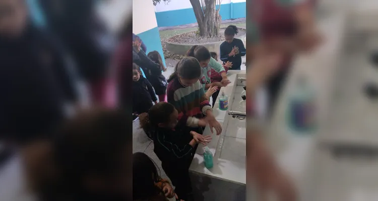 Entre as ações realizadas, os alunos produziram cartazes, fizeram apresentações aos colegas e foram ao lavatória da escola colocar em pratica a higiene das mãos.