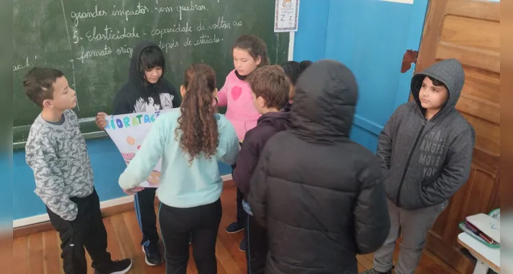 Entre as ações realizadas, os alunos produziram cartazes, fizeram apresentações aos colegas e foram ao lavatória da escola colocar em pratica a higiene das mãos.