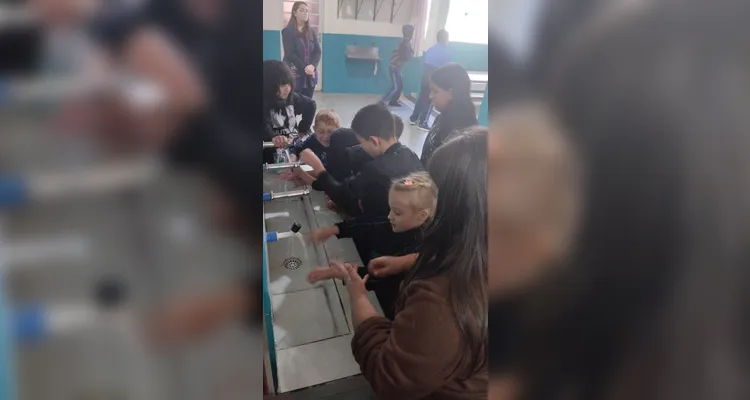 Entre as ações realizadas, os alunos produziram cartazes, fizeram apresentações aos colegas e foram ao lavatória da escola colocar em pratica a higiene das mãos.
