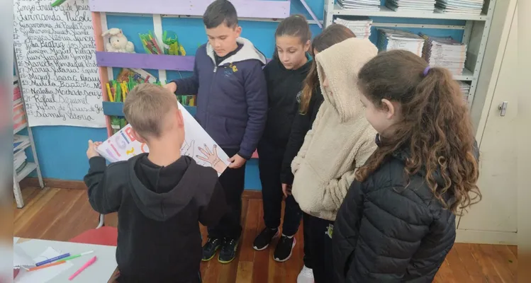 Entre as ações realizadas, os alunos produziram cartazes, fizeram apresentações aos colegas e foram ao lavatória da escola colocar em pratica a higiene das mãos.