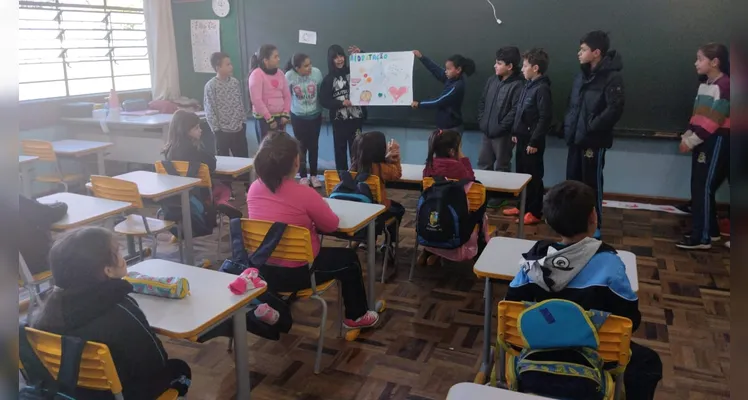 Entre as ações realizadas, os alunos produziram cartazes, fizeram apresentações aos colegas e foram ao lavatória da escola colocar em pratica a higiene das mãos.
