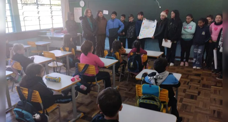 Entre as ações realizadas, os alunos produziram cartazes, fizeram apresentações aos colegas e foram ao lavatória da escola colocar em pratica a higiene das mãos.