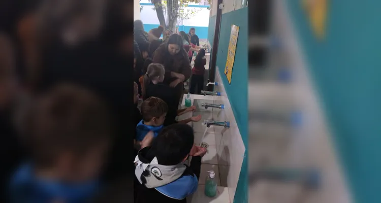 Entre as ações realizadas, os alunos produziram cartazes, fizeram apresentações aos colegas e foram ao lavatória da escola colocar em pratica a higiene das mãos.