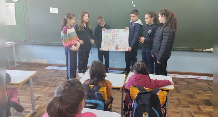 Entre as ações realizadas, os alunos produziram cartazes, fizeram apresentações aos colegas e foram ao lavatória da escola colocar em pratica a higiene das mãos.