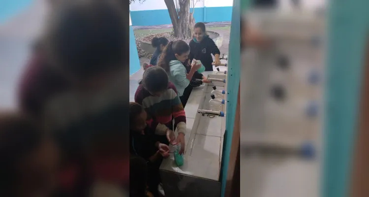 Entre as ações realizadas, os alunos produziram cartazes, fizeram apresentações aos colegas e foram ao lavatória da escola colocar em pratica a higiene das mãos.