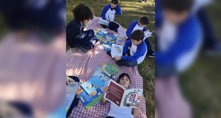 O piquenique literário foi uma das atividades realizadas pela turma.