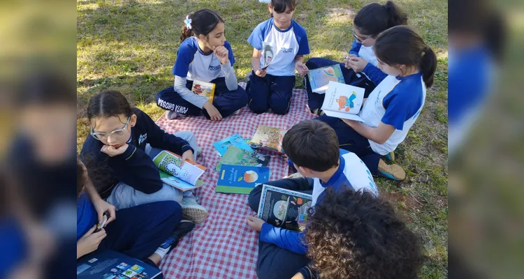 O piquenique literário foi uma das atividades realizadas pela turma.