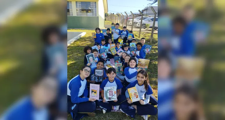 O piquenique literário foi uma das atividades realizadas pela turma.