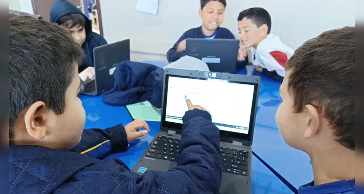 Inicialmente os alunos utilizaram ferramentas tecnológicas para compreender os conceitos da temática e na sequência elaboraram um circuito físico.