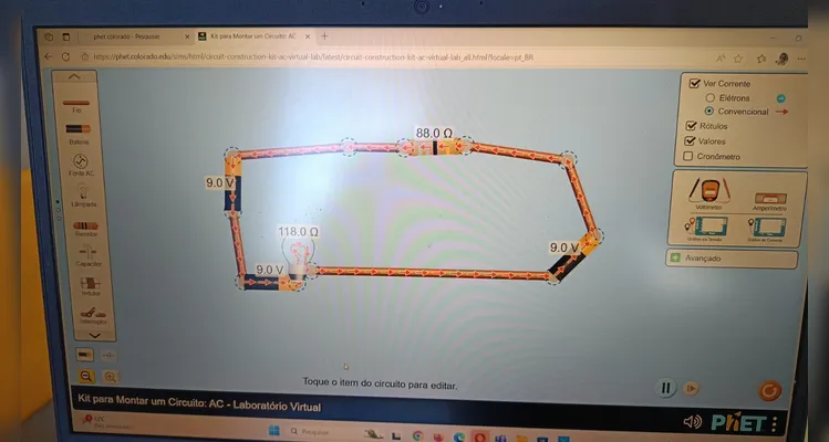 Inicialmente os alunos utilizaram ferramentas tecnológicas para compreender os conceitos da temática e na sequência elaboraram um circuito físico.