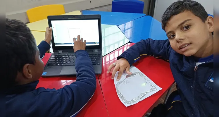 Inicialmente os alunos utilizaram ferramentas tecnológicas para compreender os conceitos da temática e na sequência elaboraram um circuito físico.