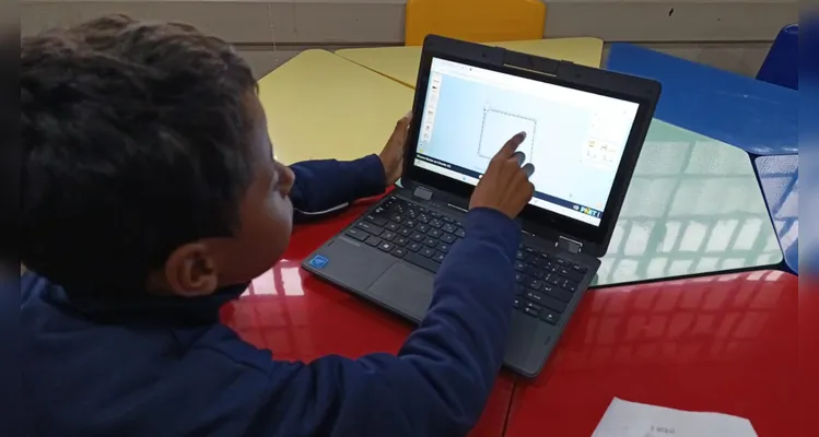 Inicialmente os alunos utilizaram ferramentas tecnológicas para compreender os conceitos da temática e na sequência elaboraram um circuito físico.