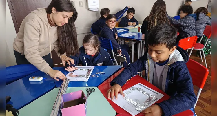 Inicialmente os alunos utilizaram ferramentas tecnológicas para compreender os conceitos da temática e na sequência elaboraram um circuito físico.