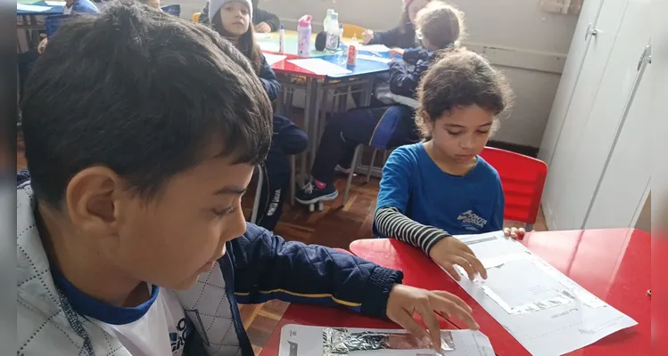 Inicialmente os alunos utilizaram ferramentas tecnológicas para compreender os conceitos da temática e na sequência elaboraram um circuito físico.