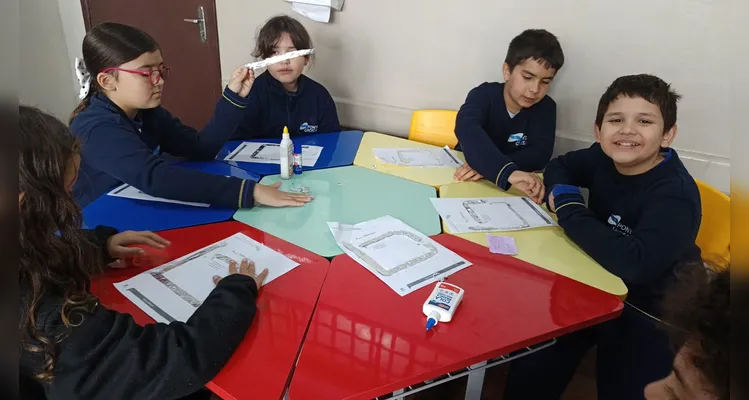 Inicialmente os alunos utilizaram ferramentas tecnológicas para compreender os conceitos da temática e na sequência elaboraram um circuito físico.