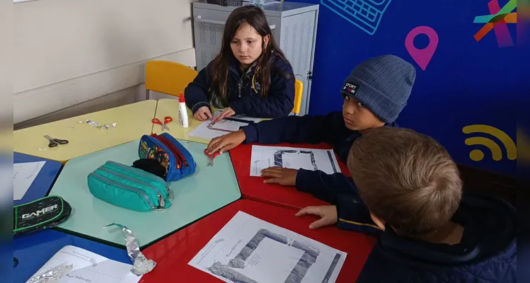 Inicialmente os alunos utilizaram ferramentas tecnológicas para compreender os conceitos da temática e na sequência elaboraram um circuito físico.