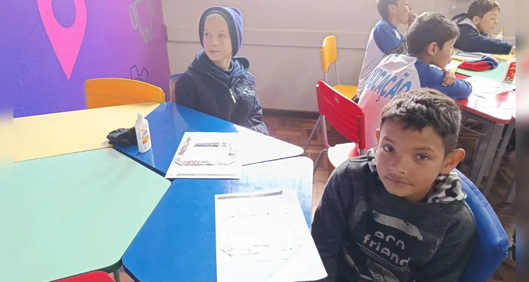 Inicialmente os alunos utilizaram ferramentas tecnológicas para compreender os conceitos da temática e na sequência elaboraram um circuito físico.