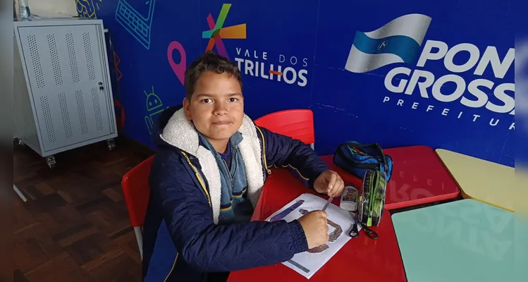 Inicialmente os alunos utilizaram ferramentas tecnológicas para compreender os conceitos da temática e na sequência elaboraram um circuito físico.