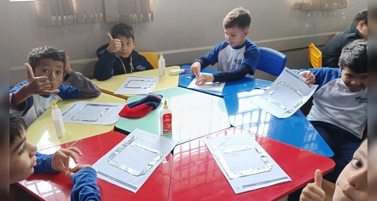 Inicialmente os alunos utilizaram ferramentas tecnológicas para compreender os conceitos da temática e na sequência elaboraram um circuito físico.