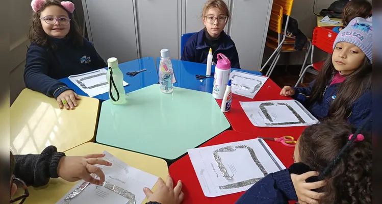 Inicialmente os alunos utilizaram ferramentas tecnológicas para compreender os conceitos da temática e na sequência elaboraram um circuito físico.