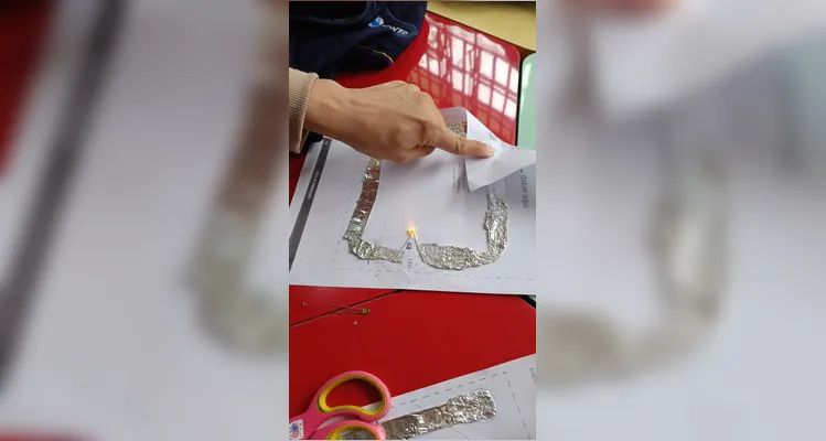 Inicialmente os alunos utilizaram ferramentas tecnológicas para compreender os conceitos da temática e na sequência elaboraram um circuito físico.