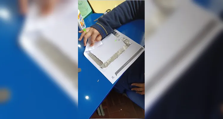 Inicialmente os alunos utilizaram ferramentas tecnológicas para compreender os conceitos da temática e na sequência elaboraram um circuito físico.