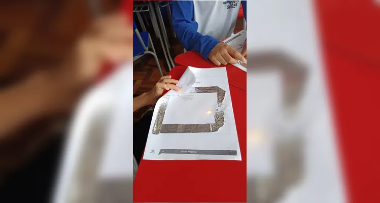 Inicialmente os alunos utilizaram ferramentas tecnológicas para compreender os conceitos da temática e na sequência elaboraram um circuito físico.