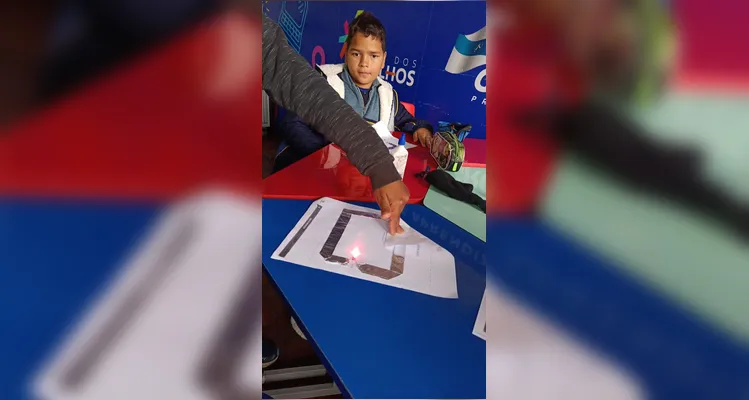 Inicialmente os alunos utilizaram ferramentas tecnológicas para compreender os conceitos da temática e na sequência elaboraram um circuito físico.