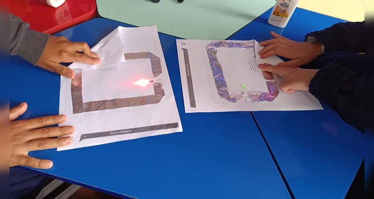 Inicialmente os alunos utilizaram ferramentas tecnológicas para compreender os conceitos da temática e na sequência elaboraram um circuito físico.