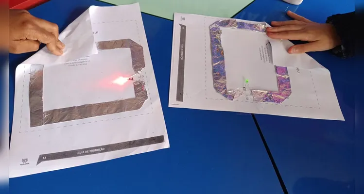 Inicialmente os alunos utilizaram ferramentas tecnológicas para compreender os conceitos da temática e na sequência elaboraram um circuito físico.