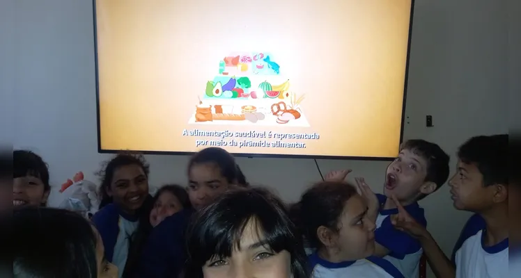 A proposta realizada pela turma incluiu, além do uso da videoaula do Vamos Ler,  a realização de textos coletivos, gráficos e reflexões.