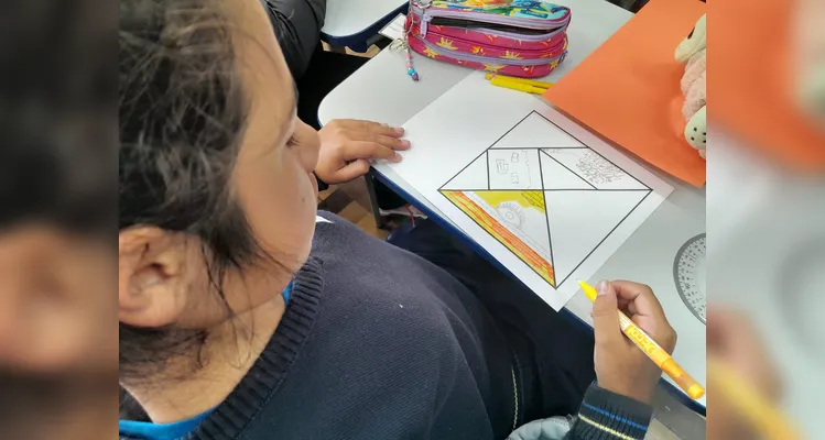 A turma também utilizou o Tangram para a confecção de desenhos.